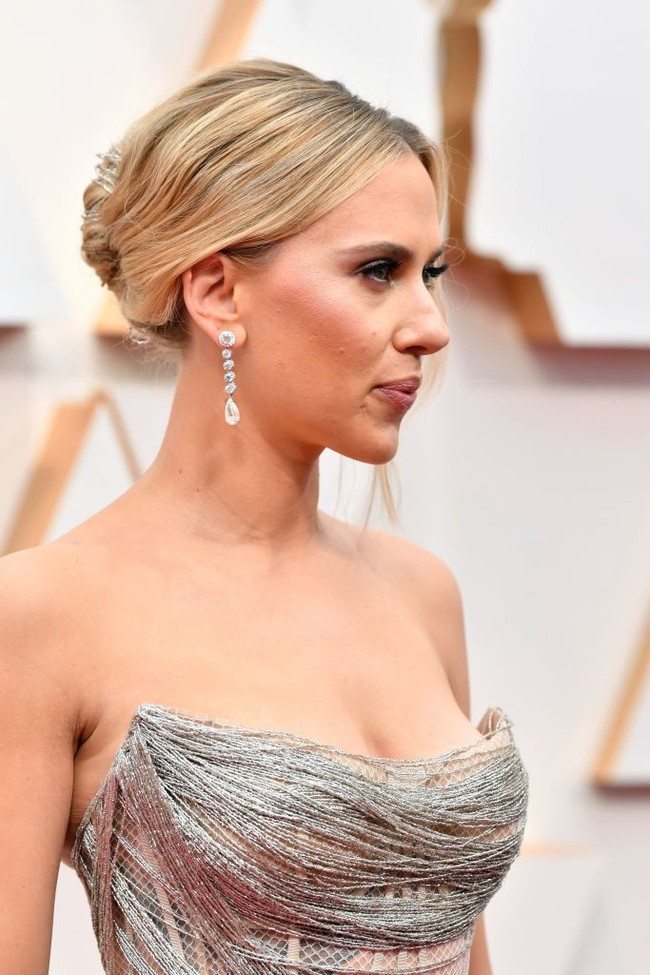 Scarlett Johansson melengkapi penampilan memesonanya di Oscar 2020 dengan aksesori perhiasan dari brand Forevermark. Seperti dikutip Mail Online, bintang film Avengers itu memakai anting berlian yang harganya mencapai US$ 2,5 juta atau sekitar Rp 34 miliar. Foto: Amy Sussman/Getty Images