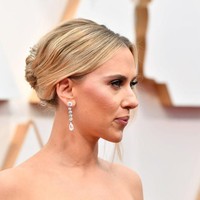 Scarlett Johansson melengkapi penampilan memesonanya di Oscar 2020 dengan aksesori perhiasan dari brand Forevermark. Seperti dikutip Mail Online, bintang film Avengers itu memakai anting berlian yang harganya mencapai US$ 2,5 juta atau sekitar Rp 34 miliar. Foto: Amy Sussman/Getty Images
