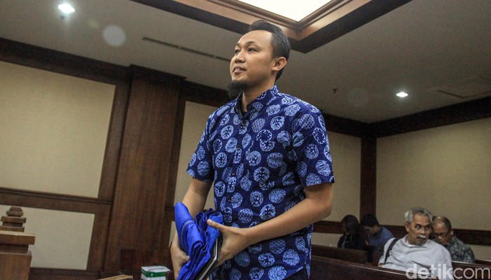 Pengusaha Mujib Mustofa dituntut 2 tahun penjara. Ia diyakini bersalah menyuap mantan Dirut Perum Perindo Risyanto Suanda terkait kasus suap impor ikan.