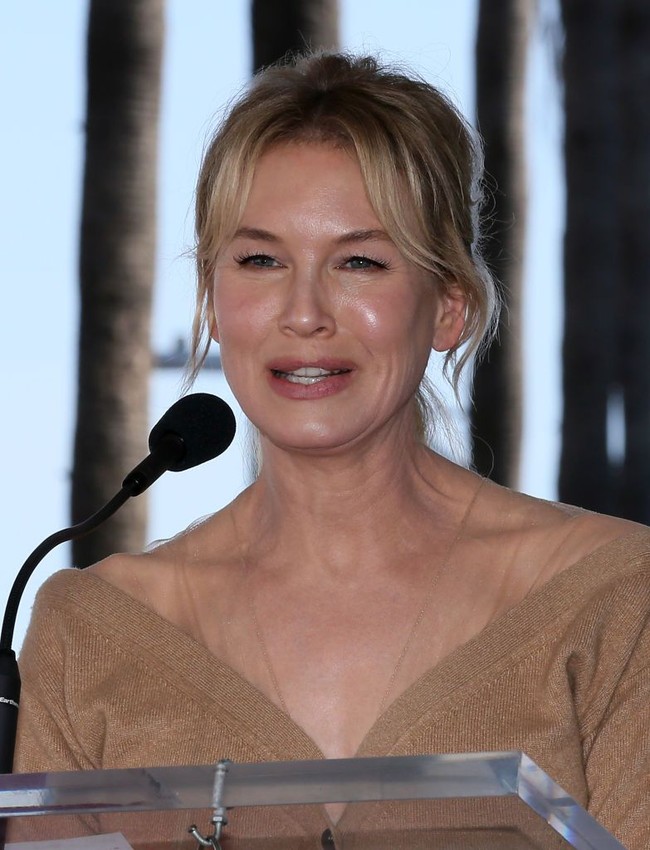 Renee Zellweger yang berusia 50 tahun itu sebelumnya juga pernah menjelaskan mengenai apa yang disebut orang-orang sebagai perubahan pada wajahnya. Kata bintang film Judy itu, perubahan tersebut karena ia sudah menjalani hidup yang jauh berbeda dibandingkan dulu. Aku bahagia dan hidupku lebih hidup dan aku senang hal itu terlihat. Aku lega orang-orang berpikir aku terlihat berbeda, katanya dalam wawancara dengan majalah People. Foto: Dok. Getty Images