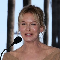 Renee Zellweger yang berusia 50 tahun itu sebelumnya juga pernah menjelaskan mengenai apa yang disebut orang-orang sebagai perubahan pada wajahnya. Kata bintang film Judy itu, perubahan tersebut karena ia sudah menjalani hidup yang jauh berbeda dibandingkan dulu. Aku bahagia dan hidupku lebih hidup dan aku senang hal itu terlihat. Aku lega orang-orang berpikir aku terlihat berbeda, katanya dalam wawancara dengan majalah People. Foto: Dok. Getty Images