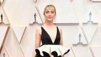 Sementara itu Saoirse Ronan terlihat menawan dengan gaun hitam-emas dan biru. Amy Sussman/Getty Images