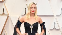 Margot Robbie saat tampil di Oscar 2020 di California, AS pada Senin (10/2). Amy Sussman/Getty Images