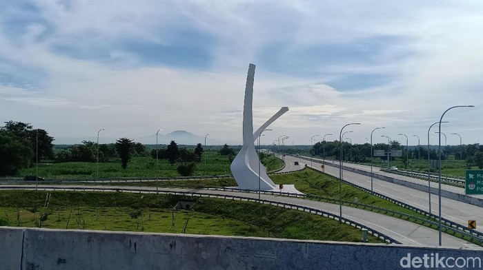 Jasa Marga membantah anggapan tugu di interchage Tol Madiun sebagai lambang palu arit yang identik dengan PKI. Menurut pihaknya, itu merupakan logo PT Jasa Marga Ngawi Kertosono Kediri (JNK).