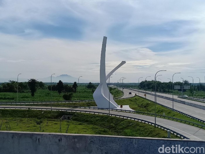 Jasa Marga membantah anggapan tugu di interchage Tol Madiun sebagai lambang palu arit yang identik dengan PKI. Menurut pihaknya, itu merupakan logo PT Jasa Marga Ngawi Kertosono Kediri (JNK).