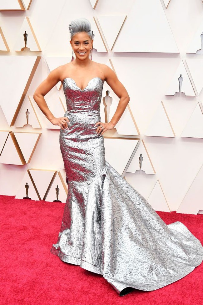 Sibley Scoles mengenakan gaun strapless warna metalik yang terlihat seperti dia sedang dibungkus kertas aluminum. Rambut bernuansa silver tak membantunya menyelamatkan penampilannya. Foto: Amy Sussman/Getty Images