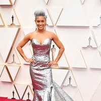 Sibley Scoles mengenakan gaun strapless warna metalik yang terlihat seperti dia sedang dibungkus kertas aluminum. Rambut bernuansa silver tak membantunya menyelamatkan penampilannya. Foto: Amy Sussman/Getty Images