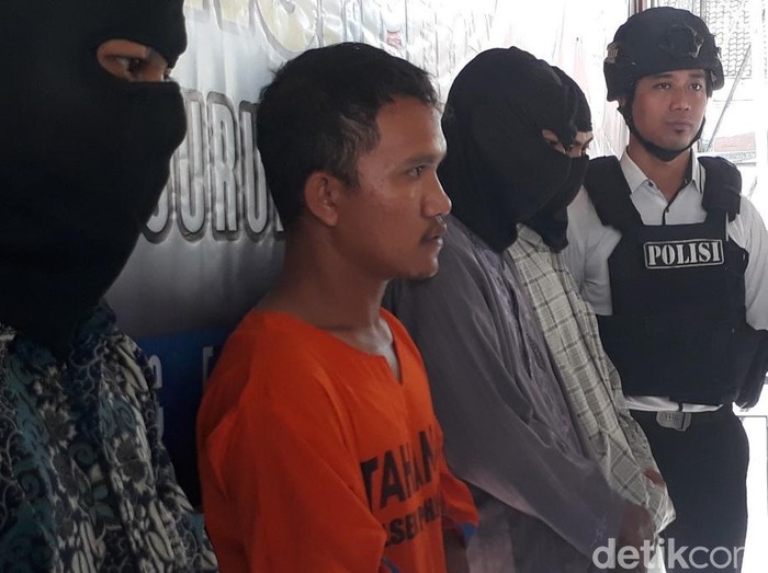 Seorang suami di Kabupaten Pasuruan ditangkap karena menjual istri dengan menawarkan layanan seks kepada empat temannya. Aksi menjual istri itu dipicu sebuah candaan di ranjang.