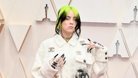 Billie tampil dengan setelan putih berbahan bulu dengan beragam aksesoris dari Chanel. Amy Sussman/Getty Images