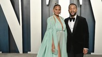 Chrissy tampil dengan dress hijau sementara John Legend memilih setelan jas hitam. Frazer Harrison/Getty Images