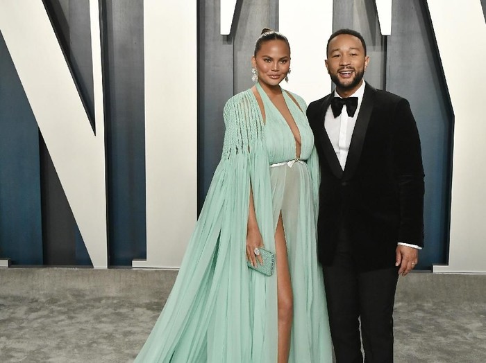 BEVERLY HILLS, CALIFORNIA - FEBRUARY 09: Chrissy Teigen and John Legend attend the 2020 Vanity Fair Oscar Party hosted by Radhika Jones at Wallis Annenberg Center for the Performing Arts on February 09, 2020 in Beverly Hills, California. (Photo by Frazer Harrison/Getty Images)