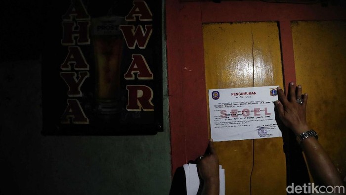 Satpol PP menyegel kafe-kafe di lokalisasi Gang Royal, Penjaringan, Jakarta Utara, Senin (10/2/2020). Penyegelan ini buntut dari kasus prostitusi di Kafe Khayangan yang mempekerjakan ABG sebagai PSK.