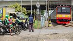 Bahaya! Perlintasan KA Rawa Buaya Tanpa Palang Pintu