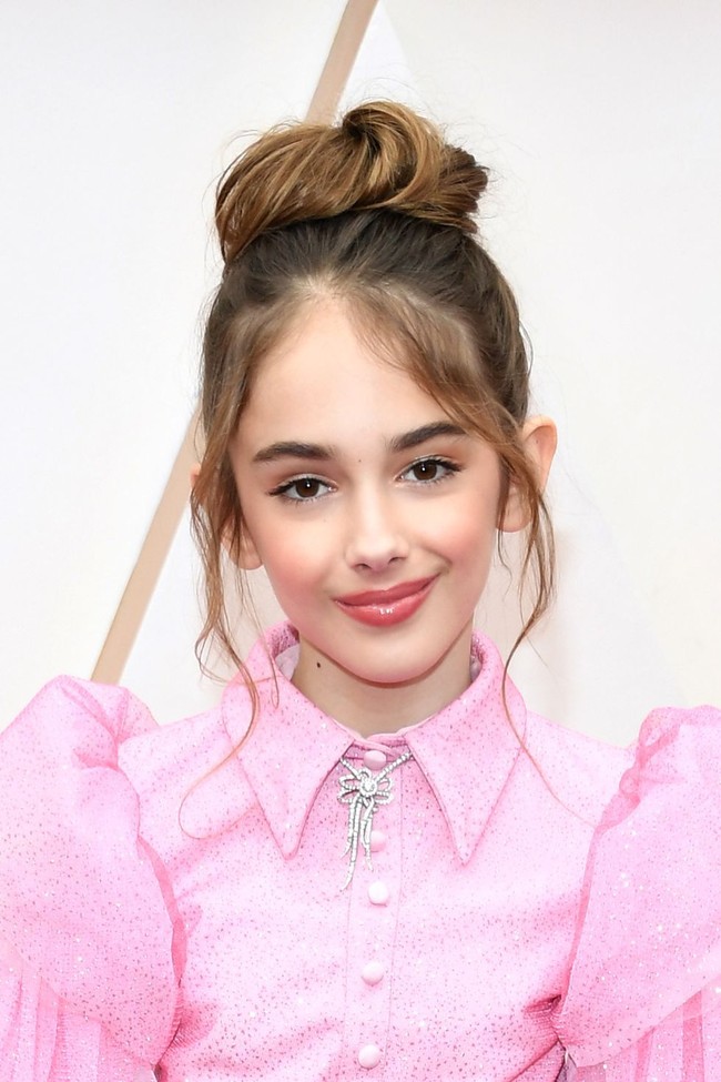 Artis cilik Julia Butters yang membintangi Once Upon a Time in Hollywood tampil cantik dengan rambut yang ditata top knot. Gadis 10 tahun itu menggunakan makeup tipis dengan eyeliner dan lipgloss.  Foto: dok. Getty Images