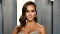 Jessica Alba menunjukkan bahu seksinya. Frazer Harrison/Getty Images