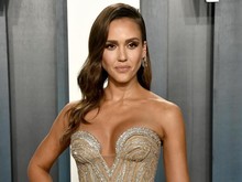Move On! Jessica Alba Kepergok Ciuman dengan Aktor Captain America Move On! Jessica Alba Kepergok Ciuman dengan Aktor Captain America