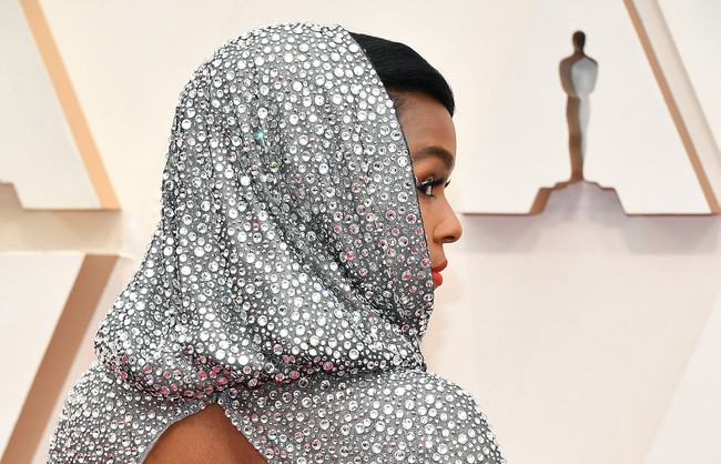 Gaun tersebut bertabur 168 ribu kristal Swarovski. Kristal tersebut juga menghiasi bagian hoodie yang melengkapi gaunnya.  (Foto: Getty Images)