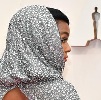 Gaun tersebut bertabur 168 ribu kristal Swarovski. Kristal tersebut juga menghiasi bagian hoodie yang melengkapi gaunnya.  (Foto: Getty Images)