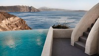 Sebuah kolam renang di Yunani yang bernama Mystique Hotel Santorini juga cukup populer di Instagram dan kerap dipotret. Tak sedikit Instagrammer ternama yang berpose di sini (Mystique Hotel Santorini)