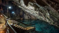 Terakhir ada kolam renang yang terletak di dalam gua bawah tanah milik Grotto Bay Beach Resort di Bermuda. Menariknya, kolam renang yang satu ini terbuat secara alami (Grotto Bay Beach Resort)