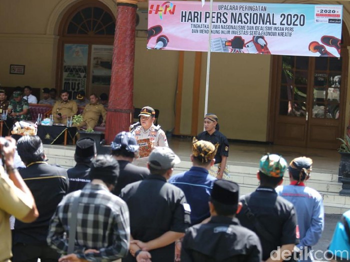Wartawan Probolinggo Raya memiliki cara berbeda untuk memperingati Hari Pers Nasional (HPN) ke-74. Mereka menggelar upacara bendera di halaman museum Kota Probolinggo.