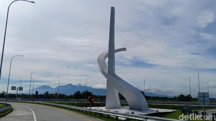 Jasa Marga membantah anggapan tugu di interchage Tol Madiun sebagai lambang palu arit yang identik dengan PKI. Menurut pihaknya, itu merupakan logo PT Jasa Marga Ngawi Kertosono Kediri (JNK).