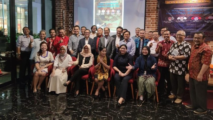Forum Doktor Multidisiplin Forum Doktor Multidisiplin (FDM) beranggotakan alumni program doktor dari perguruan tinggi dalam dan luar negeri. Forum ini diinisiasi oleh sejumlah doktor berbagai bidang ilmu mulai dari sosial politik, pertahanan keamanan, hukum, ekonomi dan keuangan hingga teknologi informasi..