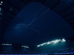 Petir Mengerikan di Atas Stadion Manchester City