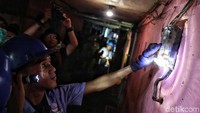 Petugas PLN mengecek satu per satu meteran listrik di kafe lokalisasi Gang Royal.