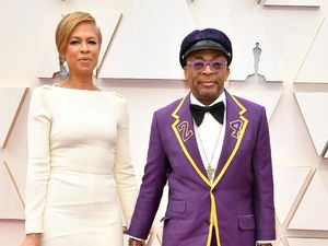 Sutradara Spike Lee Kenakan Tuksedo Kobe Bryant di Oscar 2020
