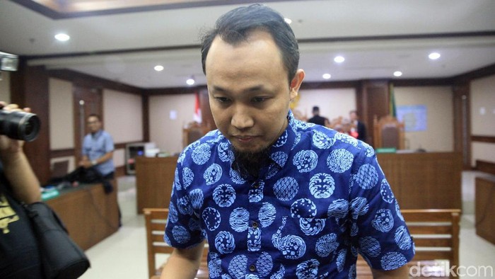 Pengusaha Mujib Mustofa dituntut 2 tahun penjara. Ia diyakini bersalah menyuap mantan Dirut Perum Perindo Risyanto Suanda terkait kasus suap impor ikan.
