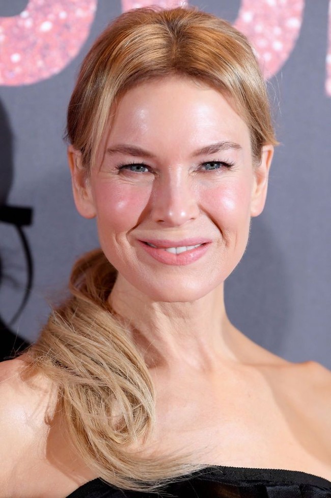 Beberapa tahun belakangan penampilan Renee Zellweger memang kerap jadi perbincangan. Wajah Renee tampak berubah bahkan dianggap tidak bisa dikenali. Tak sedikit orang menyebut wajah Renee dulu terlalu banyak botox atau filler. Foto: Dok. Getty Images