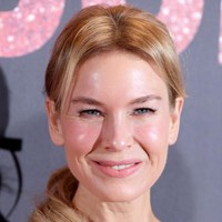 Beberapa tahun belakangan penampilan Renee Zellweger memang kerap jadi perbincangan. Wajah Renee tampak berubah bahkan dianggap tidak bisa dikenali. Tak sedikit orang menyebut wajah Renee dulu terlalu banyak botox atau filler. Foto: Dok. Getty Images