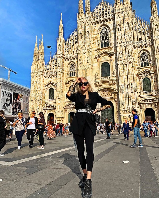 WAGs pemain sepakbola Ukraina terancam dipenjara dan menghadapi tiga tahun di bui setelah menyanyikan lagu kebangsaan negaranya dalam balutan pakaian seksi, sambil memamerkan pakaian dalamnya. Foto: Instagram