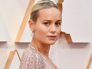 Brie Larson Captain Marvel Nyanyikan Lagu Rose BLACKPINK