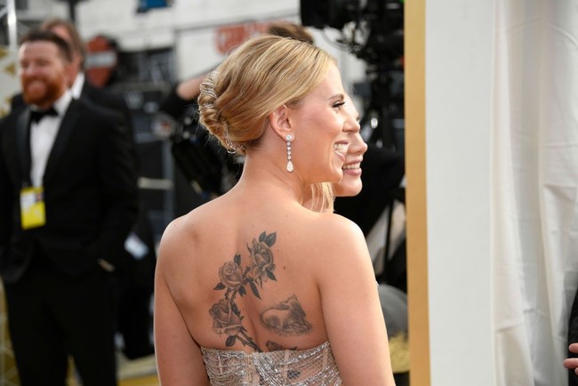 Dalam Instagramnya, Anita Ko mengungkapkan anting yang dipakai Scarlett Johansson ini dibuat khusus untuk acara Oscar 2020. Forevermark memintaku mendesain sesuatu yang spesial untuk karpet merah Oscars menggunakan berlian dari koleksi Exceptional mereka. Aku pun merasa bangga bisa menggunakan desain khasku dan membuat masterpieces langka ini yang pantas untuk tampil di karpet merah, ujar sang desainer perhiasan mengenai anting Scarlett. Foto: Amy Sussman/Getty Images