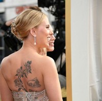 Dalam Instagramnya, Anita Ko mengungkapkan anting yang dipakai Scarlett Johansson ini dibuat khusus untuk acara Oscar 2020. Forevermark memintaku mendesain sesuatu yang spesial untuk karpet merah Oscars menggunakan berlian dari koleksi Exceptional mereka. Aku pun merasa bangga bisa menggunakan desain khasku dan membuat masterpieces langka ini yang pantas untuk tampil di karpet merah, ujar sang desainer perhiasan mengenai anting Scarlett. Foto: Amy Sussman/Getty Images