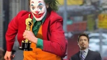 Meme ini kocak nih, Joker membawa kabur Piala Oscar dan Iron Man cuma berdiri terdiam (Twitter)