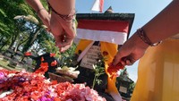 Setelah melakukan upacara adat selesai barulah dilanjutkan upacara nasional berupa tabur bunga untuk mengenang jasa-jasa mereka yang gugur saat berperang melawan penjajah sampai titik darah penghabisan.
