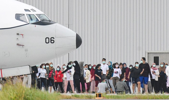 Aktivitas WNI dari Wuhan yang Dikarantina di Natuna Proses karantina WNI yang berhasil dievakuasi dari Wuhan, China, telah masuk hari kesembilan. Yuk, lihat kegiatan mereka selama dikarantina di Natuna.