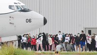 Sejumlah Warga Negara Indonesia (WNI) yang dievakuasi dari Wuhan, Hubei, China, melakukan senam bersama prajurit TNI di Hanggar Pangkalan Udara TNI AU Raden Sadjad, Ranai, Natuna, Kepulauan Riau, Senin (10/2/2020).