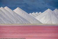 Dari cahaya aurora hingga pegunungan dramatis ditampilkan dalam deretan juara lomba foto lansekap internasional 2020. Yuk, intip potret keindahannya.