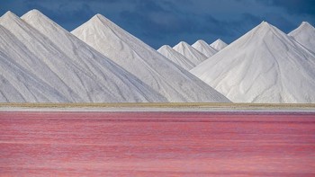 Danau garam di pegunungan Bonaire, Karibia, menampilkan lansekap warna-warni yang diambil oleh fotografer asal Belanda Sander Grefte. Sander Grefte/The International Landscape Photographer of The Year.