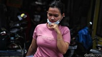 Warga beraktivitas di sekitar lokalisasi Gang Royal RT 02 Penjaringan, Jakarta Utara.