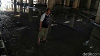 Petugas terus menyedot air yang menggenangi underpass.