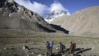 Kailash adalah sebuah puncak di jajaran pegunungan Himalaya, di Tibet. Namanya mungkin terdengar asing namun keberadaannya penuh misteri bagi dunia. (Getty Images)