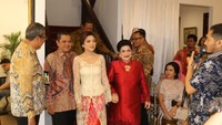 Gadis yang akan dipinang Danny Rukmana itu bernama Raiyah Chitra Caesaria. Momen lamaran Danny dan Raiyah Chitra sempat diunggah Tutut di Instagram (Dok. Istimewa)