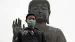 Tak Cuma Masker, Pria China Ini Menutup Kepalanya dengan Plastik