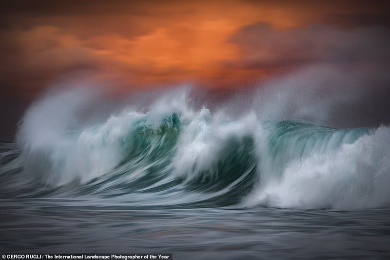 Dari cahaya aurora hingga pegunungan dramatis ditampilkan dalam deretan juara lomba foto lansekap internasional 2020. Yuk, intip potret keindahannya.