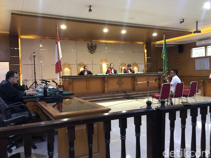 Dua Saksi Meringankan Iwa Karniwa
